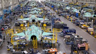 OBRAZEM: Lockheed Martin ukázal výrobu stíhaček F-35, které chce koupit Česko
