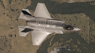 Nahradit gripeny americkými stíhačkami F-35 by stálo přes sto miliard, říká analytik Vojáček