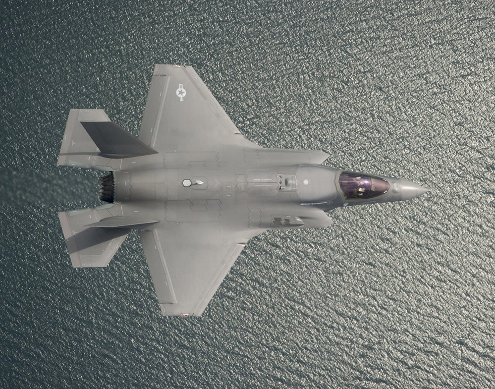 F-35 Lightning II při přeletu nad Atlantikem