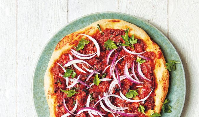Boloňská omáčka se tradičně podává s těstovinami, ale tuhle italskou dobrotu z rajčat a mletého masa si můžete dopřát i na domácí boloňské pizze.
