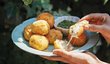 Balit italské risotto na piknik zní možná šíleně, ale risottové koule s hříbky v trojobalu se salsou verde jsou sicilským národním jídlem a nezřídka je můžete ochutnat při svých toulkách slunnou Itálií