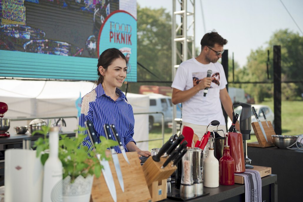 Díky svému vzdělání ví Karolína přesně, co se stane uvnitř těsta, když se &#34;něco&#34; smíchá s &#34;něčím&#34;