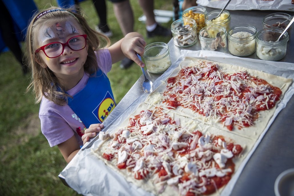 Děti byly hrdé na své vlastní pizzy, které si mohly i letos upéct v Lidl zóně pod vedením zkušených kuchařů