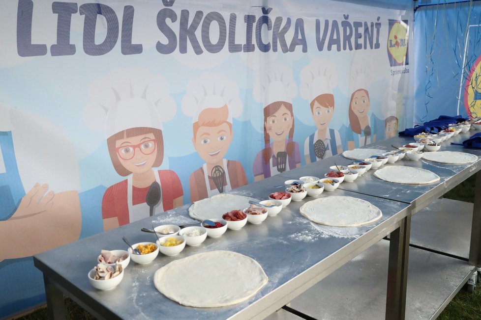 Tradiční F.O.O.D. piknik v parku Ladronka. Pro návštěvníky je k dispozici 120 stánků a food trucků, které nabízejí jídlo z různých koutů světa.