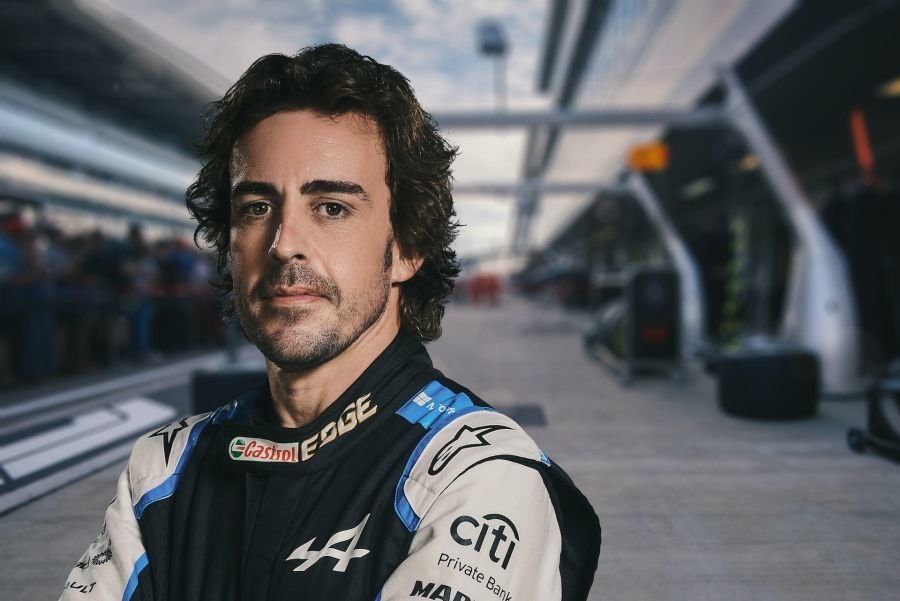 Dvojnásobný mistr světa Fernando Alonso randí s rakouskou reportérkou Schlagerovou