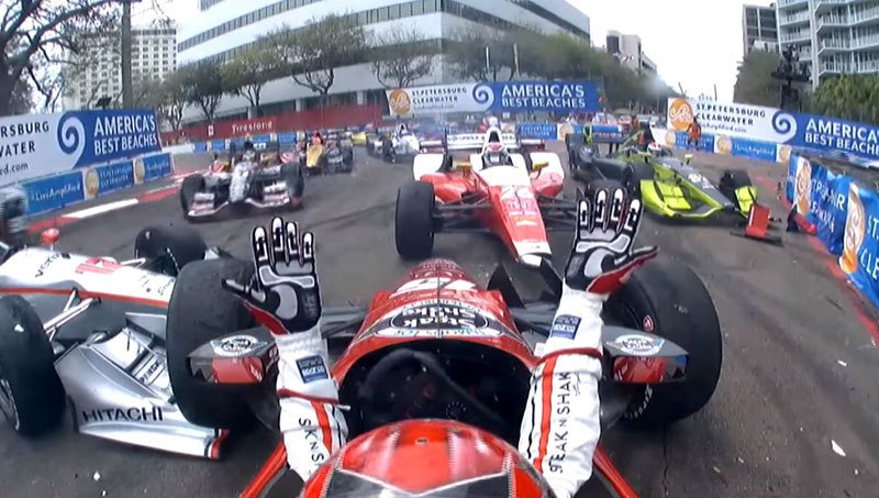 Doslova zácpa vznikla při kolizi vozů Indycar v St. Petersburghu na Floridě