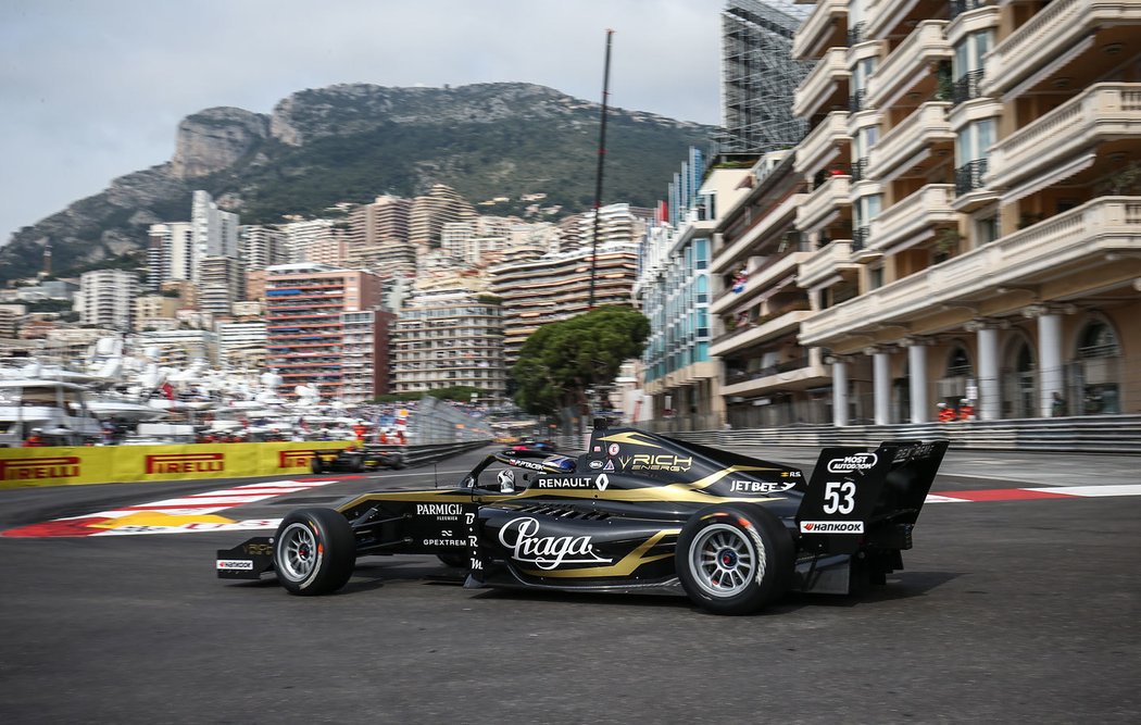 V ulicích Monte Carla se letos předvedl s vozem formule Renault 2.0 Petr Ptáček