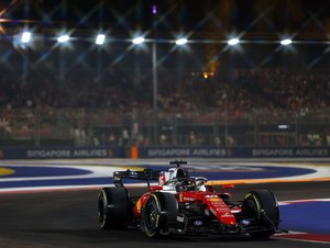 Verstappen vyhrál v Singapuru sprint na osychající trati. Russell boural, jezdci McLarenu kolidovali