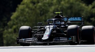 Kvalifikaci v Rakousku ovládl Mercedes. Bottas odstartuje před Hamiltonem