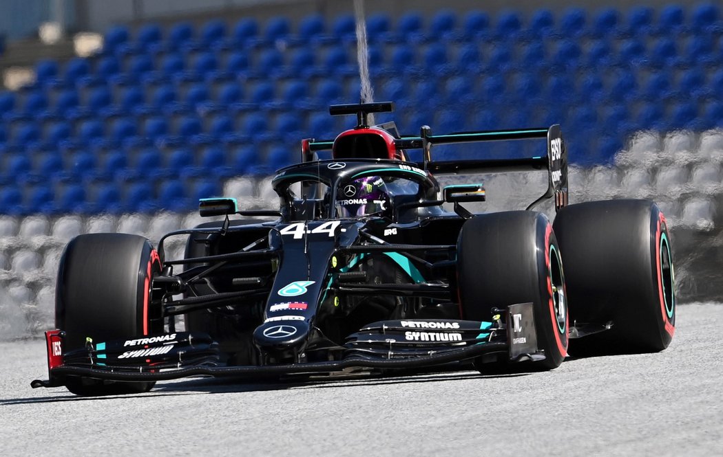Fin ve službách Mercedesu se může radovat z první letošní pole position.