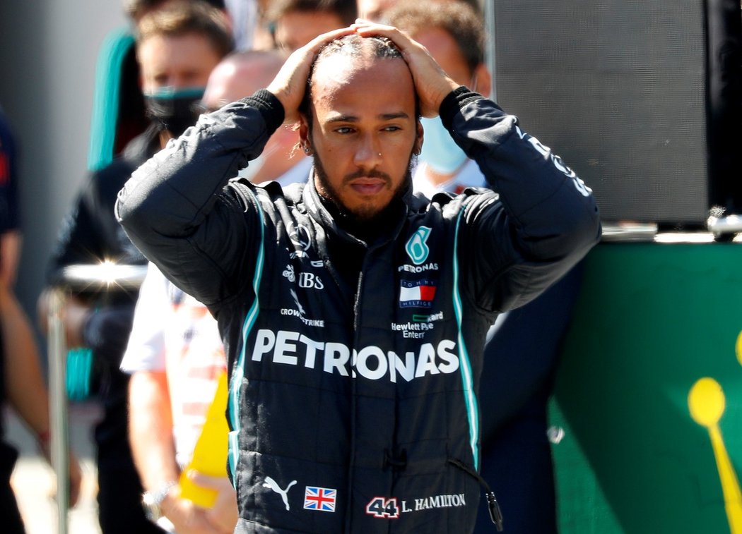Lewis Hamilton skončil jen těsně za týmovým kolegou