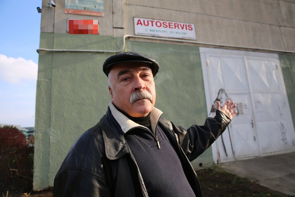 Důchodce pan Stanislav Klofanda ukazuje na autoservis, který mu měl poškodit auto.
