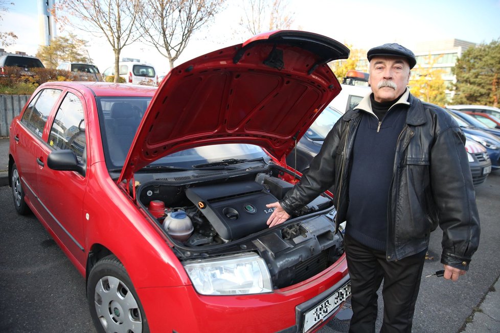 Důchodce pan Stanislav Klofanda si vpřoídil nové auto, v autoservisu mu prý ale poškodili motor.