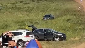 Ruské „sáňky samochodky“ na čtyřech kolech: Splašená fabia pokosila stany.