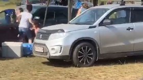 Ruské „sáňky samochodky“ na čtyřech kolech: Splašená fabia pokosila stany.
