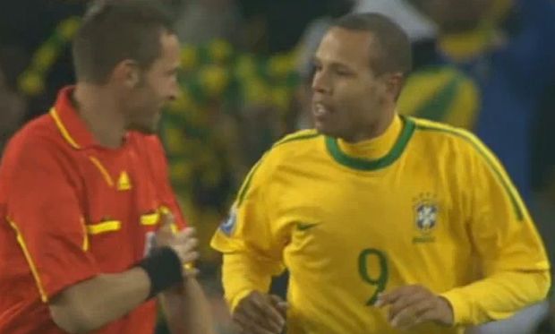 Sudí se baví s Fabianem na téma "ruka" a oba se dobře baví. Sudí se baví s Fabianem na téma "ruka" a oba se dobře baví.