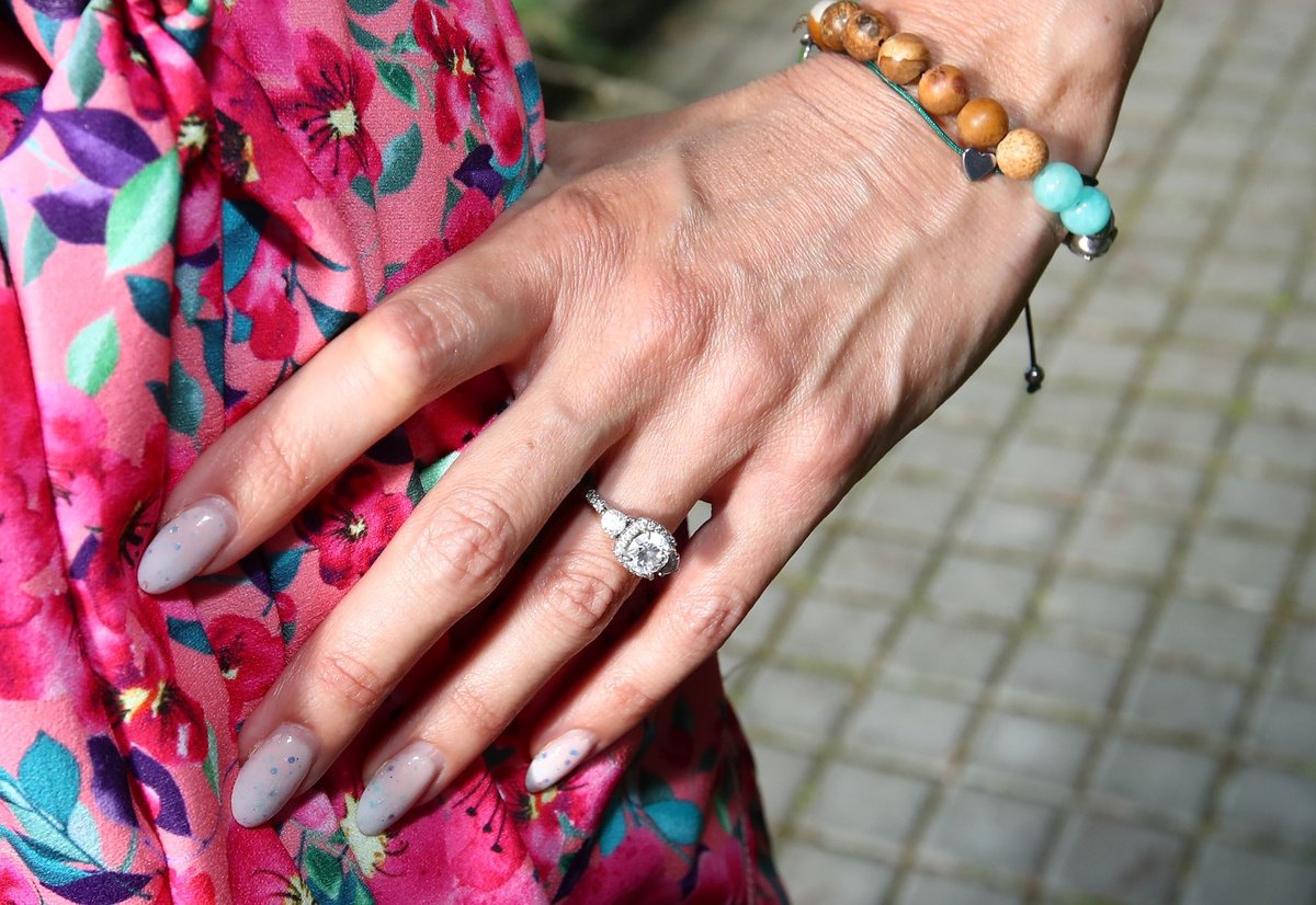 Zpěvačka Jana Fabiánová se pochlubila zásnubním prstenem.