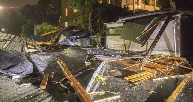 Bouře Fabienne nadělala škody za desítky milionů. Ničila střechy, okna i fasády