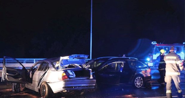 Na dálnici D6 (v oblasti Hostivice) zasahovali pražští hasiči, v rámci mezikrajské výpomoci HZS Středočeského kraje, u nehody tří osobních vozidel.
