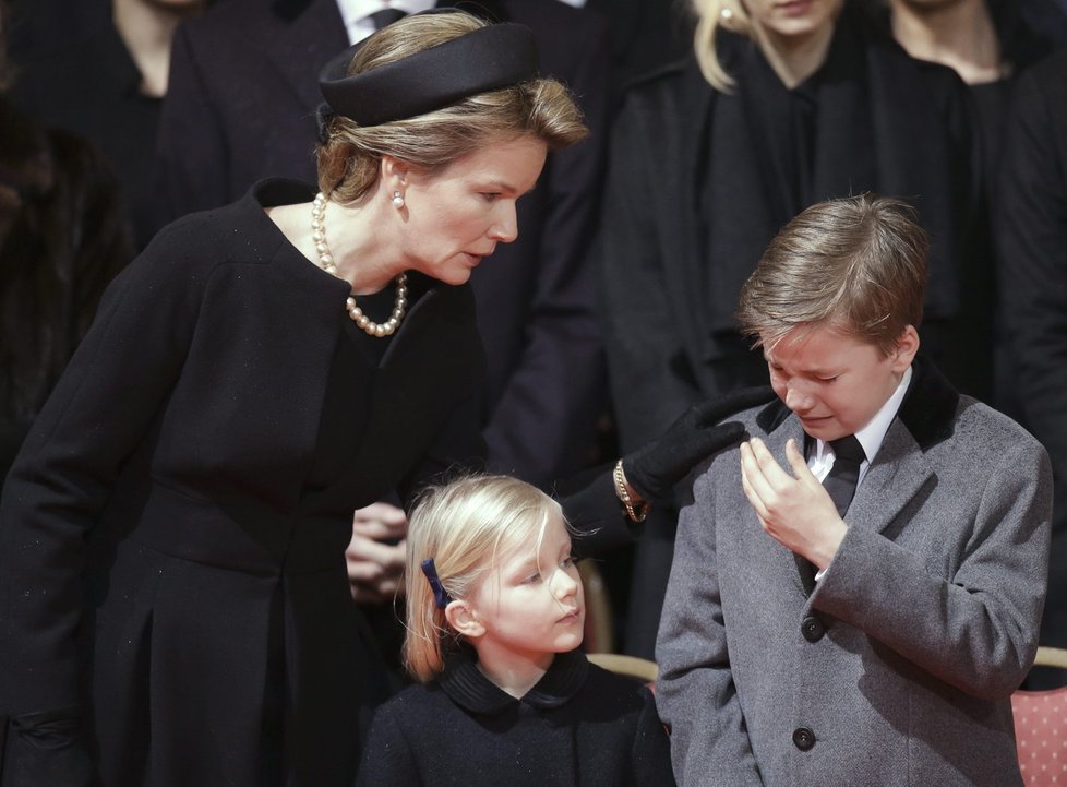 Belgická královna Mathilde utěšuje syna Gabriela, přihlíží dcera Eleonora