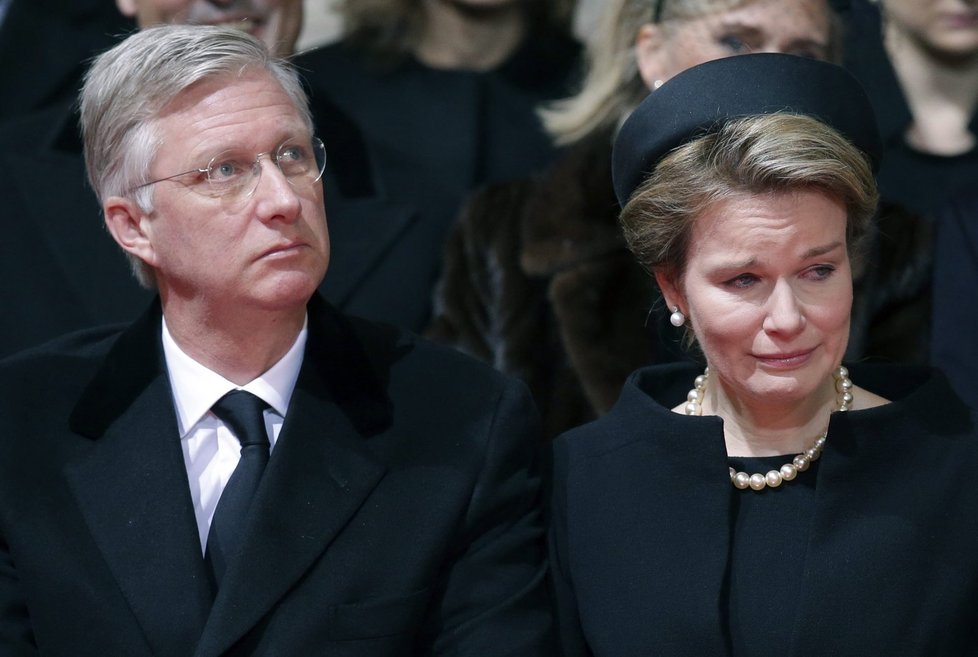 Smutek belgického královského páru - král Phillipe vlevo, královna Mathilde vpravo
