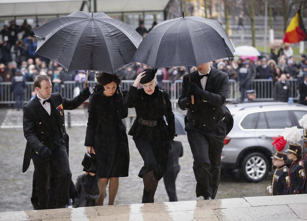 Dánská královna Margrethe II. (druhá zprava) na pohřbu belgické královny Fabioly