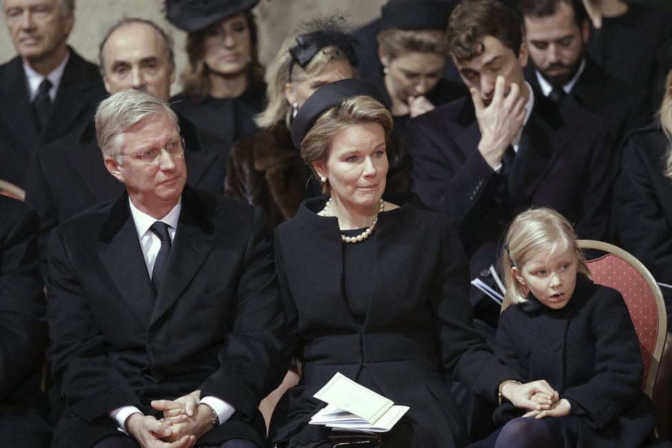 Pohřeb královny Fabioly: Zleva současný král Philippe, královna Mathilde a dcera Eleonora