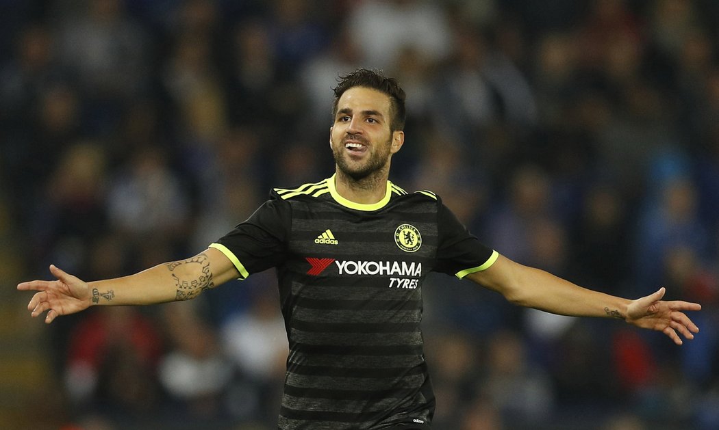 Záložník Chelsea Cesc Fábregas dal v nastavení Leicesteru dva góly