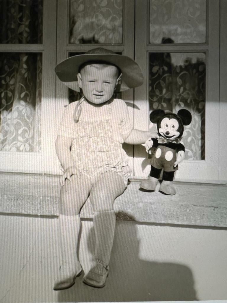 Malý Andrej Babiš s Mickey Mousem. „S mým prvním zaměstnancem,&#34; napsal k fotce.