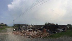 Obec na Náchodsku zasáhlo tornádo. Strhlo nejen střechy, ale i zemědělskou stodolu
