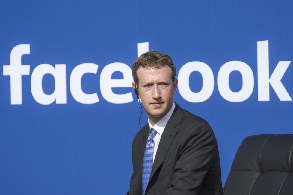 Šéf sociální sítě Facebook Mark Zuckerberg má důvod se mračit, po nedávných skandálech v USA hrozí jeho Facebooku zákaz v Rusku