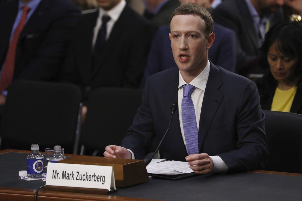 Šéf sociální sítě Facebook Mark Zuckerberg řešil v americkém Senátu zneužití dat uživatelů.