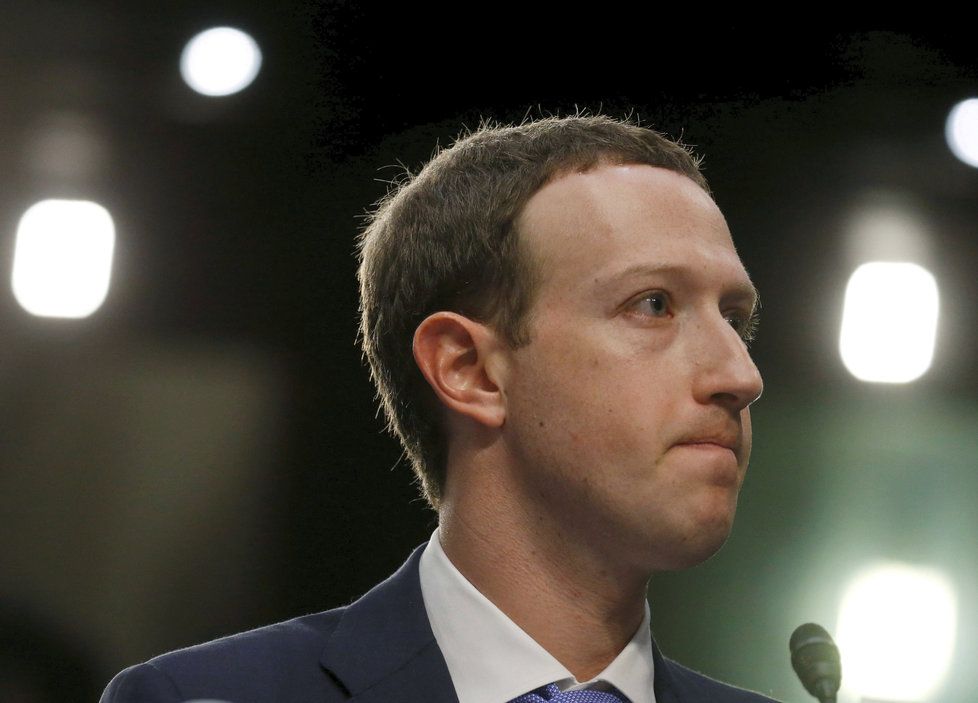 Šéf sociální sítě facebook Mark Zuckerberg řešil v americkém Senátu zneužití dat uživatelů.