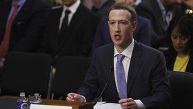 Šéf sociální sítě Facebook Mark Zuckerberg řešil v americkém Senátu zneužití dat uživatelů.