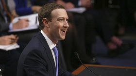 Šéf sociální sítě Facebook Mark Zuckerberg řešil v americkém Senátu zneužití dat uživatelů.