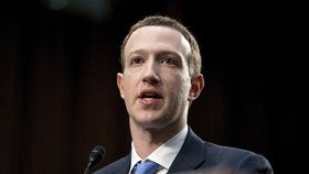 Šéf sociální sítě Facebook Mark Zuckerberg řešil v americkém Senátu zneužití dat uživatelů