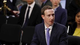 Šéf sociální sítě Facebook Mark Zuckerberg řešil v americkém Senátu zneužití dat uživatelů