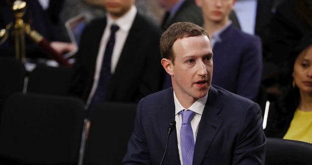 Okradení lidé o data i soukromí, podmínky „na prd“: Senátoři grilovali šéfa Facebooku