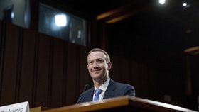 Šéf sociální sítě Facebook Mark Zuckerberg řešil v americkém Senátu zneužití dat uživatelů