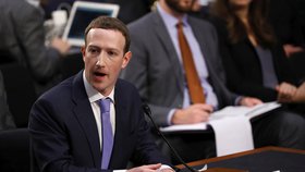 Šéf sociální sítě Facebook Mark Zuckerberg řešil v americkém Senátu zneužití dat uživatelů