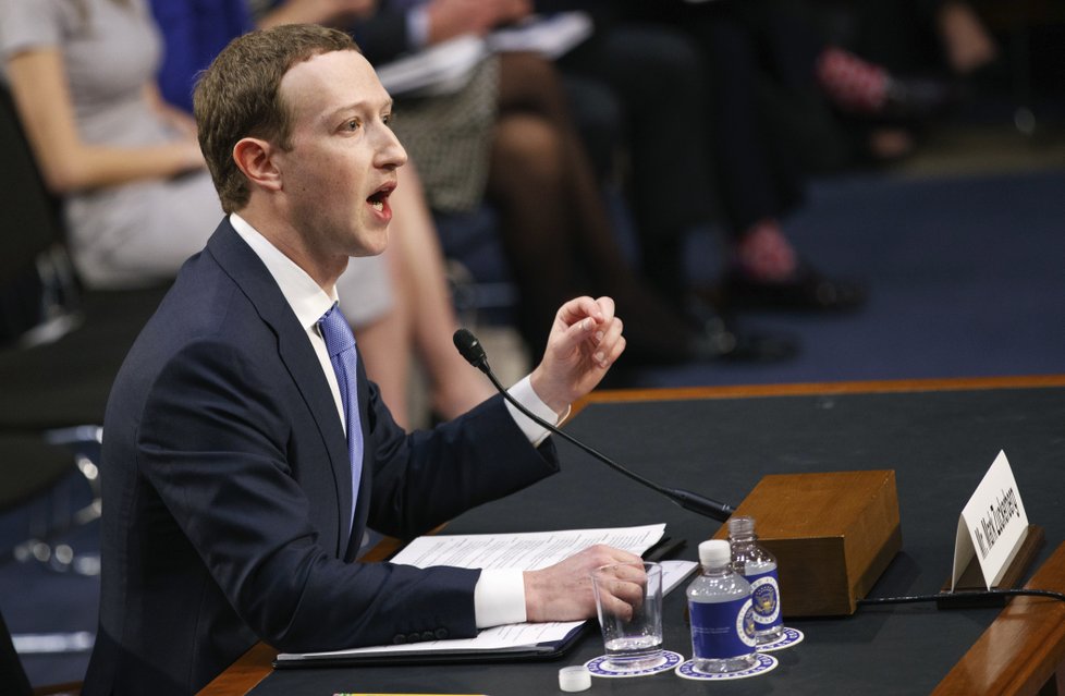 Šéf sociální sítě Facebook Mark Zucberkberg řešil v americkém Senátu zneužití dat uživatelů.