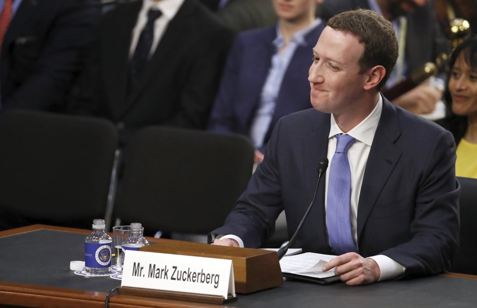Šéf sociální sítě Facebook Mark Zuckerberg řešil v americkém Senátu zneužití dat uživatelů