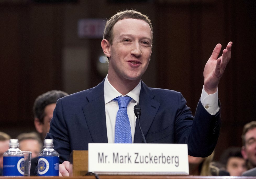 Šéf sociální sítě Facebook Mark Zuckerberg řešil v americkém Senátu zneužití dat uživatelů.