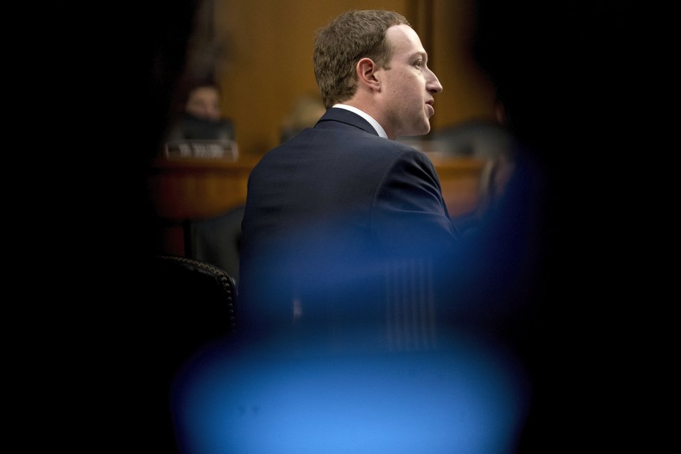 Šéf sociální sítě Facebook Mark Zuckerberg řešil v americkém Senátu zneužití dat uživatelů