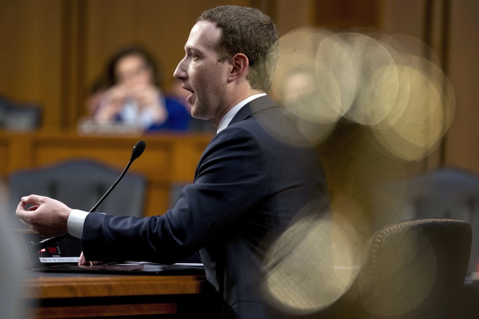 Šéf sociální sítě Facebook Mark Zuckerberg řešil v americkém Senátu zneužití dat uživatelů.