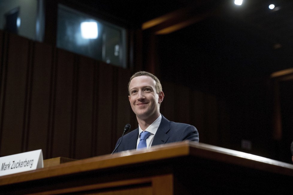 Šéf sociální sítě Facebook Mark Zuckerberg řešil v americkém Senátu zneužití dat uživatelů.