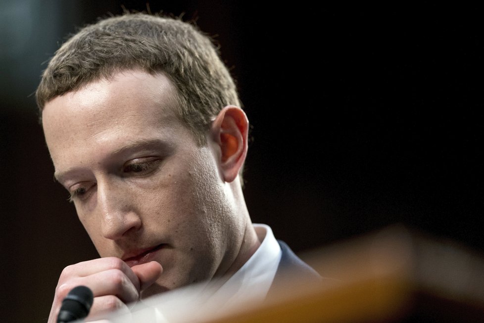 Mark Zuckerberg hasil problémy Facebooku už v minulosti