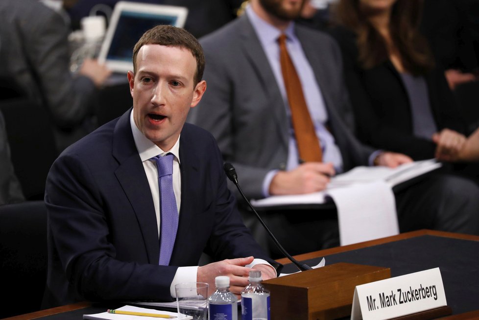 Šéf sociální sítě Facebook Mark Zuckerberg řešil v americkém Senátu zneužití dat uživatelů