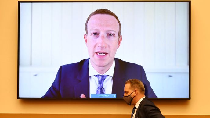 Růst amerických technologických obrů může zbrzdit snaha regulátorů omezit jejich moc – na snímku zakladatel Facebooku Mark Zuckerberg během nedávného slyšení v americkém Kongresu.