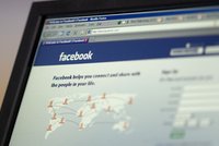 Velká Británie: Facebookem nahánějí mládež k volbám